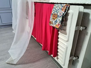 Потеряете здоровье и разоритесь: почему нельзя сушить одежду на батарее