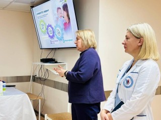 Каждое прикосновение — кирпичик в развитии: детский нейропсихолог рассказал, как формируется мозг малыша