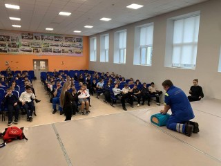 «Скорая» в школе: как Александр и Александр провели четырехчасовой мастер-класс по спасению, чтобы дети не боялись ЧС