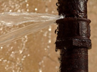 Зарайские коммунальщики экстренно устранили аварию на сетях канализации, горячей и холодной воды на Советской