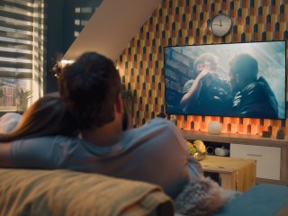 Пары, спящие под телевизор, разводятся чаще: ужасное открытие сомнолога