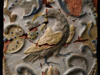 Крупный печной изразец XVII века нашли археологи в Троице-Сергиевой лавре