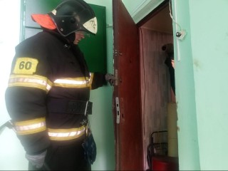 «Женщину обнаружили лежащей на полу, она была в сознании»: как соседи и пожарные Талдома спасли 85-летнюю пенсионерку из запертой квартиры