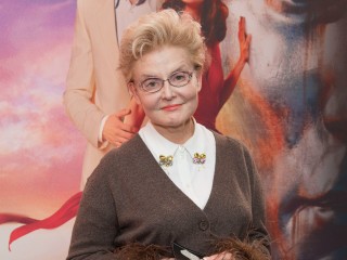 Долой рюши и старомодные фасоны: Елена Малышева объявила войну своему гардеробу из-за критики зрителей