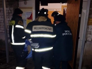 Это не пожар, но тоже срочно: как спасатели в Шатуре помогли женщине, которая не могла подняться домой после операции