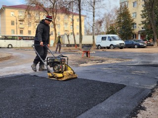 Во дворе на улице Менделеева уложили свежий асфальт