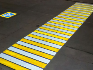 Проекционная разметка у остановки «Красная горка» сделала пешеходный переход безопасным