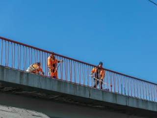 Барьеры, спасающие жизни: где подмосковные дорожники отремонтировали защитные ограждения на дорогах