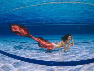 Стать русалочкой на занятиях мермейдингом можно в Подмосковье