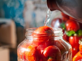 Вкус лета в банке: как приготовить самые вкусные маринованные помидоры — рецепт от подмосковного Минсельхоза