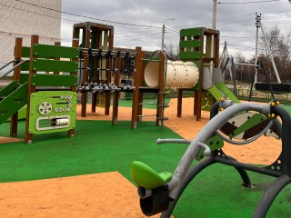 Коммунальщики Клина еженедельно проверяют детские площадки в округе