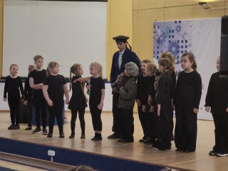 Дети и сотрудники Ликинского автобусного завода на предприятии посетили премьеру спектакля