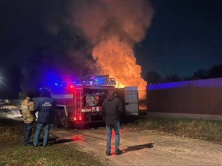 Пар сменился дымом: пожарные тушат горящую баню в Павловском Посаде