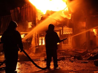 Борьба с огнем не утихает: сколько человек за сутки спасли в пожарах в Подмосковье