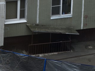 Подвал дома обезопасили на улице Спортивной