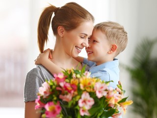 Лыткаринок поздравили с Днем матери