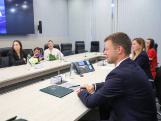 Важный старт: глава Балашихи Сергей Юров вручил детям-сиротам ключи от квартир