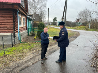 Трость, обувь и простые движения: спасатели объяснили, как правильно держать равновесие в гололед