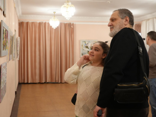 Искусство без границ: в Дзержинском до 20 ноября работает выставка «Абстрактный ракурс»