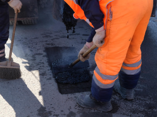 Ямы на дорогах исчезают на глазах: как дорожники в Серебряных Прудах справляются с ремонтом круглый год