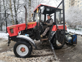 Красногорск борется с первым снегом: спецтехника и люди на страже чистоты