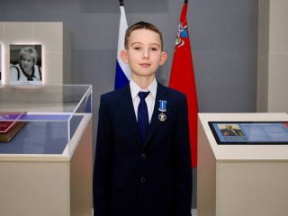 Школьника из Пушкино наградили за спасение тонущей в бассейне девочки