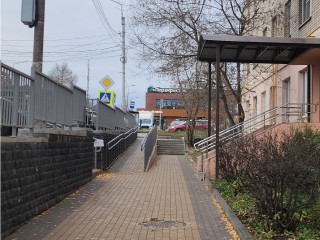 Подняться без труда: современный пандус построили к детской поликлинике в Истре