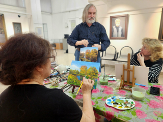 Кисть, акрил и вдохновение: в Реутове прошел мастер-класс известного художника Сергея Артемьева