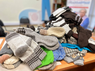 Связанные сердцем: пенсионеры Можайска подготовили большую партию теплых носков