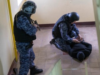 «Непобедимый» тинейджер: как задержали зумера, напавшего с ножом на охрану магазина и полицию