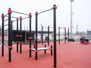 Воркаут‑зону и тренажеры устанавливают на стадионе «Полет»