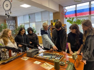 Ветеран СВО показал молодежи Дзержинского историю страны через экспонаты