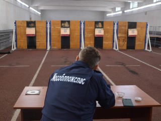 Как меткость и спокойствие помогают спасать жизни: в Подмосковье определили лучших стрелков среди пожарных и спасателей