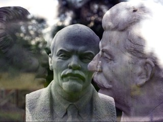 Следы тяжелой техники вместо монумента: из музея в Москве пропал памтяник Сталину