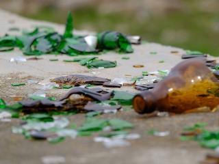 Мальчик, бьющий бутылки на тротуаре, попал на видео