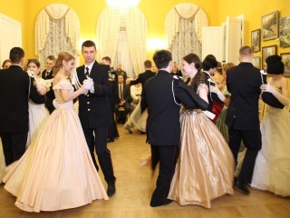 Студенты станцевали на роскошном балу в усадьбе «Лыткарино»