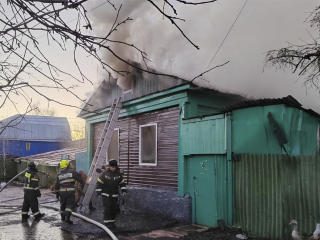 В Зарайске тушат частный дом на несколько семей на улице Рабочая слободка