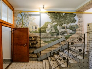 Как в музее: жители Подмосковья превратили свои подъезды в галереи искусств