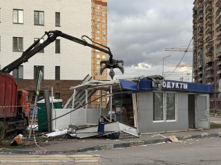 Два незаконных торговых объекта снесли в Котельниках у здания новой поликлиники