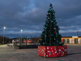 Волшебство в Вербилках: главная 12-метровая новогодняя елка поселка засверкает разноцветными огнями 1 декабря