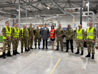 Промышленный туризм для героев: участники СВО посетили фабрику мебели в Электростали