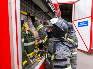 Спастаели работают на месте пожара в здании у ТЦ «Формат»