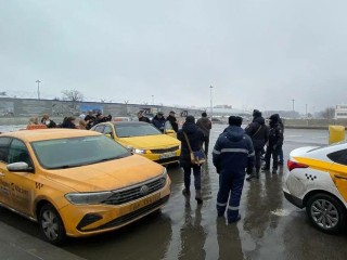 Соцсети против агрессивных таксистов-мигрантов: жалобы привлекли внимание главы СК Бастрыкина