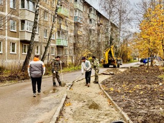 Рабочие обновляют тротуары во 2-м микрорайоне Егорьевска