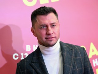 «Углы челюсти торчат как у Брэда Питта»: косметолог раскрыла секрет преображения Прилучного