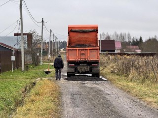 В селе Раменье под Шаховской провели ямочный ремонт дороги