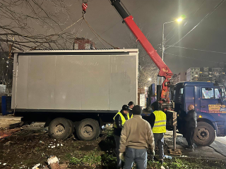 В Центральном парке Победы демонтируют старое здание кафе