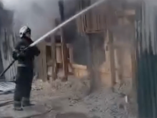 Пожарные ликвидировали открытое горение на складе в Мытищах