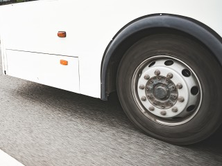 Потерял на ходу: у московского автобуса отлетело колесо в Красногорске