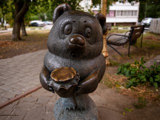 Винни-Пух с бочонком меда ожил у детской поликлиники